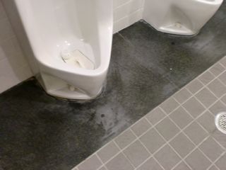 店舗・男子トイレ汚垂れ石・前8％.jpg